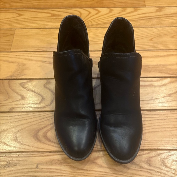 Universal Thread Size 8 Faux Leather Nora V-Cut Black Ankle Booties - Picture 4 of 8